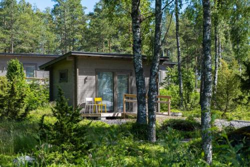 une petite cabane dans les bois avec des arbres dans l'établissement Merry Camping, à Merikarvia