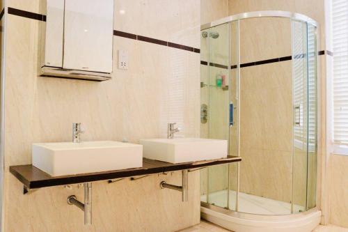 een badkamer met 2 wastafels en een douche bij Modern & Glamorous Home Brighton Pier Beach SLP16 in Brighton & Hove