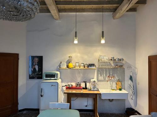 Η κουζίνα ή μικρή κουζίνα στο PALAZZO SABBIONI Romantic apartment with kitchen park view