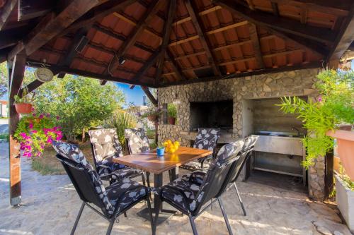 Brodarica Apartment Near the Beach for 4