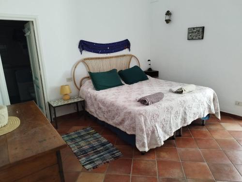 ein Schlafzimmer mit einem Bett mit zwei Kissen darauf in der Unterkunft Le Anfore in Anacapri
