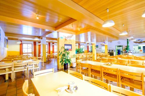 Jugendherberge Falkenbergにあるレストランまたは飲食店