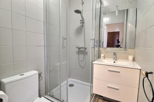 une salle de bain avec une douche, des toilettes et un lavabo dans l'établissement Le Bouchor - Clinique - Parking - Mon Groom, à Troyes