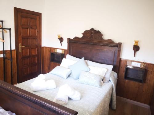 Un dormitorio con una cama con toallas. en Apartamento El Baco entre viñedos, en Arriate