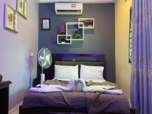 um quarto com uma cama com uma parede roxa em ULTIMATE HOTEL em Tokuse