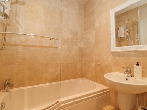 Koupelna v ubytování Larch Cottage at Esthwaite Water