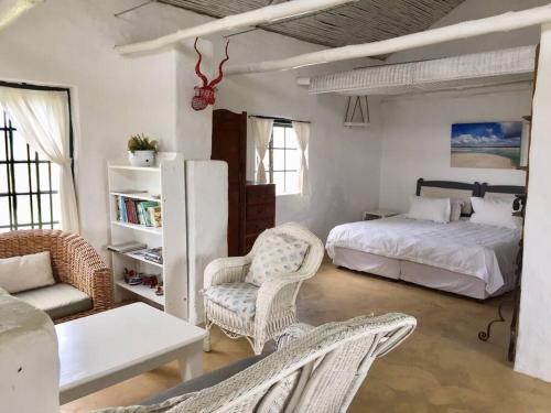 En eller flere senge i et værelse på Vlei Cafe Cottage - Vogelgezang Farm