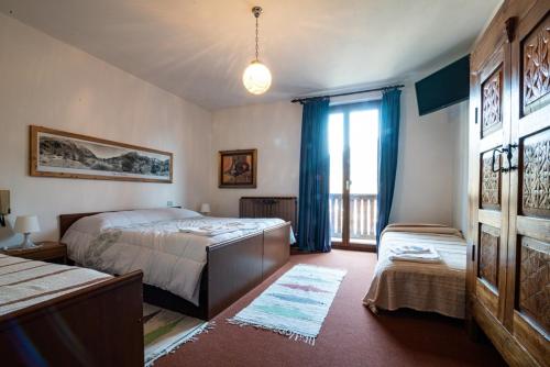 a bedroom with two beds and a window at hotel quai in Monno