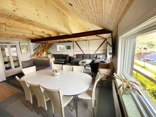 comedor y sala de estar en una casa pequeña en Oceanfront View Country House - (Airport 10 min.), en Sandavágur