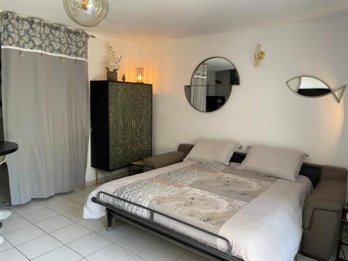 Ένα ή περισσότερα κρεβάτια σε δωμάτιο στο 2 Pièces 45m2, Calme, Confort, Mer à 200m, Jardin, Terrasse, Piscine