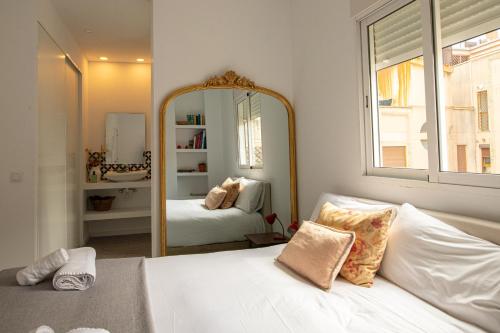 バレンシアにあるSingularStays Roger de Florのベッドルーム(大きな鏡、ベッド付)