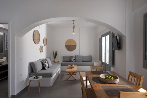 un soggiorno con divano e tavolo di The Vine Suites a Vourvoúlos