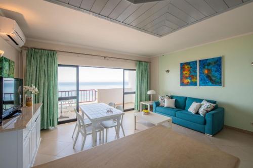 Beachfront 1 BDR Apartment With Pool by LovelyStay