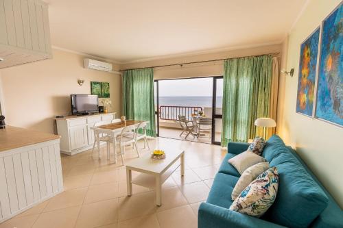 Beachfront 1 BDR Apartment With Pool by LovelyStay