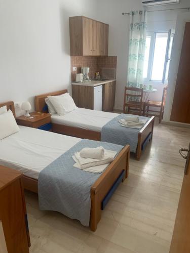 pokój hotelowy z 2 łóżkami i kuchnią w obiekcie Sea View Studios Bali Harbour Beach w mieście Balíon
