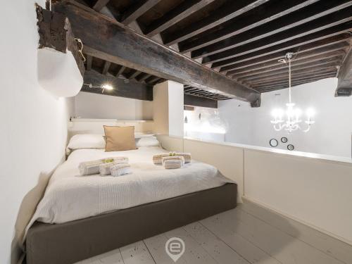 ein Schlafzimmer mit einem großen Bett in einem Zimmer in der Unterkunft Domus Cordis in Old Town in Cagliari
