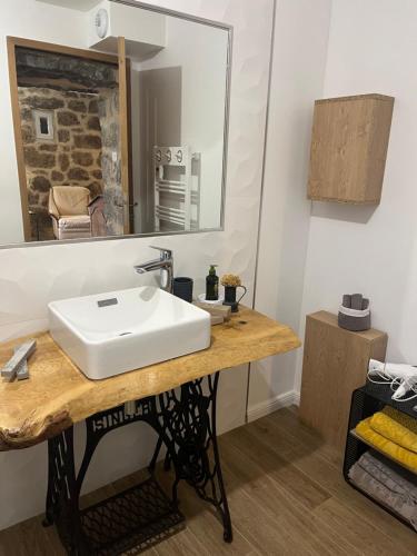 een badkamer met een witte wastafel en een spiegel bij A Casa Carbinesa in Carbini