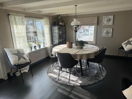 a dining room with a table and chairs at Nordbyhuset, et trivelig fritidshus in Skudeneshavn