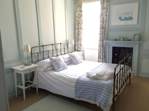 1 dormitorio con 1 cama con sábanas y almohadas blancas en ※ Beautiful Georgian Apartment - Central Bath ※, en Bath