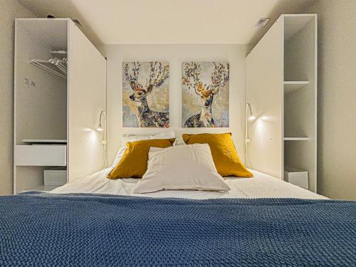 - une chambre avec un lit orné de deux peintures murales représentant des cerfs dans l'établissement Old Town - 4 pers, Wifi, AC, à Nice