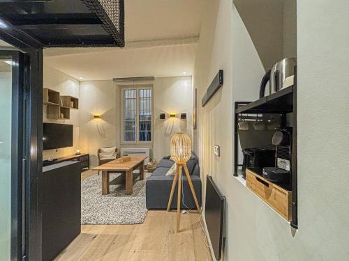 un salon avec un canapé et une table dans l'établissement Old Town - 4 pers, Wifi, AC, à Nice