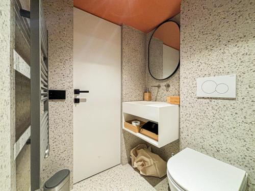 une salle de bain avec des toilettes blanches et un lavabo dans l'établissement Old Town - 4 pers, Wifi, AC, à Nice