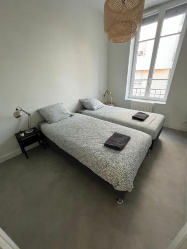 deux lits côte à côte dans une pièce dans l'établissement Le Spacieux , 7 personnes, 6 lits, PARKING, proche LYON PARTDIEU, à Villeurbanne