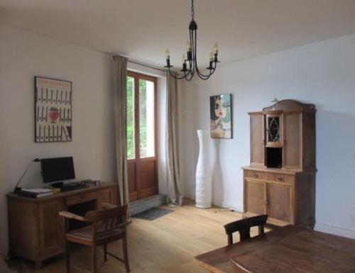 a room with a desk and a computer and a chair at Lago di Lugano, riante complete vakantiewoning in Brusino Arsizio