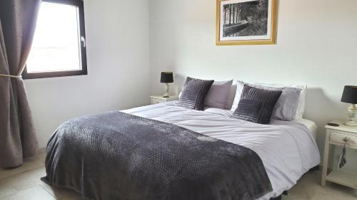 'Au Coeur des Vignes' - private apartment & garden tesisinde bir odada yatak veya yataklar