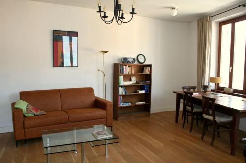 a living room with a couch and a table at Lago di Lugano, riante complete vakantiewoning in Brusino Arsizio