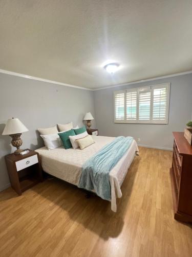 - une chambre avec un grand lit et des oreillers verts dans l'établissement A Cottage in Tropical Paradise, à Waimanalo