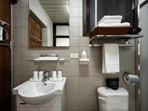 a white bathroom with a sink and a toilet at 金門 日玥居 古厝民宿 Sunmoon19 B&B in Jinning