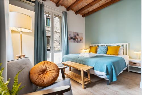 1 dormitorio con cama, mesa y sofá en Lodging Apartments Barceloneta Beach Studio 12 en Barcelona