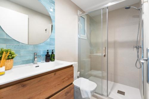y baño con ducha y lavamanos. en Lodging Apartments Barceloneta Beach Studio 12 en Barcelona