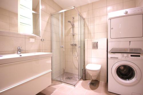 y baño con ducha, aseo y lavamanos. en The Apartments Company - Bislett, en Oslo