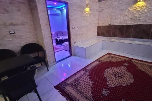 un soggiorno con tappeto rosso e specchio di استديو غرفة نوم و ريسبشن و روف تراس a Il Cairo