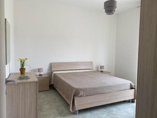 a bedroom with a bed and two nightstands and a bed sidx sidx sidx at Sole, mare e trallallà in Rilievo