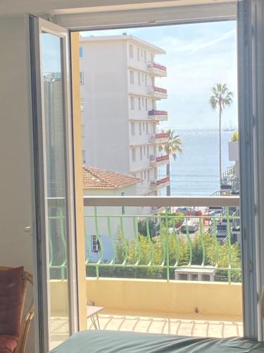 une vue sur l'océan depuis la fenêtre d'une chambre d'hôtel dans l'établissement T3 Aperçu Mer, à Antibes