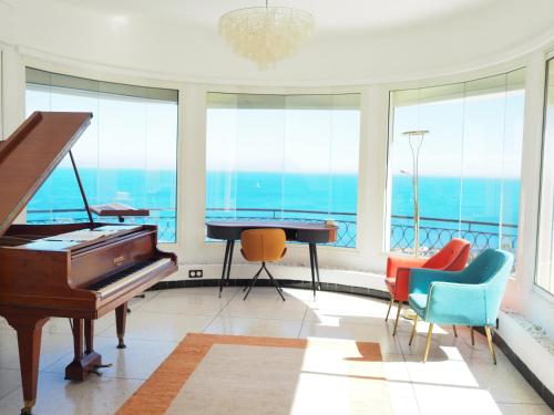 een kamer met een piano, stoelen en een tafel bij Villa with DREAM VIEW and SWIMMING POOL!! in Les Issambres