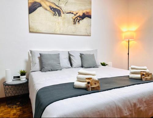 Un dormitorio con una cama con toallas. en GabLar House, en Alba