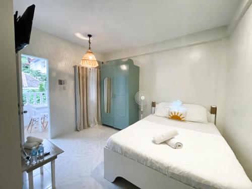 - une chambre avec un grand lit et un miroir dans l'établissement Caleo Boracay Island Station 3, à Boracay