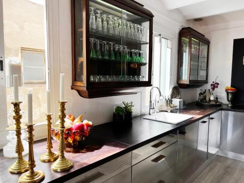 - une cuisine avec un comptoir avec des bouteilles d'alcool dans une armoire dans l'établissement Sunny Penthouse With Sea View, à Barcelone