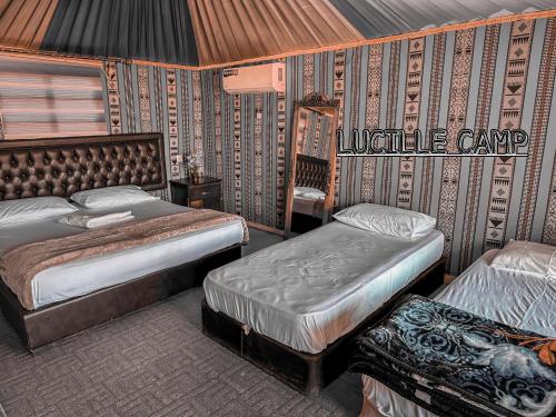 um quarto com duas camas num quarto em Rum Lucille Luxury camp em Wadi Rum