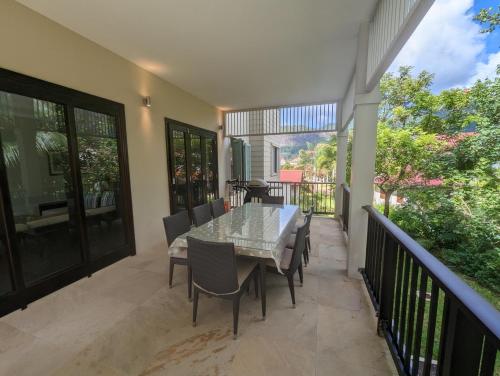 伊頓島的住宿－Papay Suite by Simply-Seychelles，阳台的用餐室配有桌椅