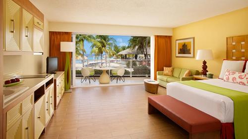 Postel nebo postele na pokoji v ubytování Sunscape Curacao Resort Spa & Casino