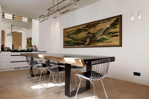 une salle à manger avec une table et des chaises en bois dans l'établissement St-Germain/Louvre - Stylish townhouse of 1600, à Paris
