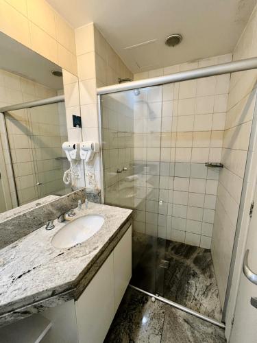 y baño con lavabo y ducha. en LK Barro Preto 9, en Belo Horizonte