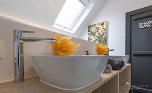 baño con lavabo blanco grande y ventana en 5 bedrooms house with city view jacuzzi and enclosed garden at Spa en Spa