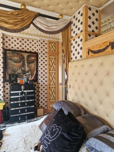 une chambre avec un lit et un tableau au mur dans l'établissement Tour Eiffel luxury, à Paris