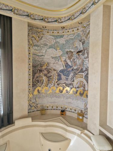 La salle de bains est pourvue d'un mur en mosaïque et de toilettes. dans l'établissement Tour Eiffel luxury, à Paris